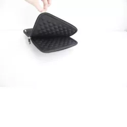 Housse universelle pour tablette jusqu'à 11''. Grande poche avec bulles antichocs. Pochette avant pour documents/objets. En…