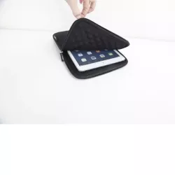 Housse universelle pour tablette jusqu'à 11''. Grande poche avec bulles antichocs. Pochette avant pour documents/objets. En…