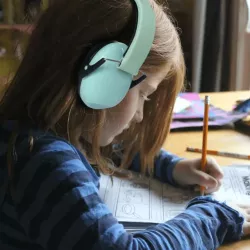 Casque anti-bruit ENFANT WeKids, atténuation 27dB avec housse de transport, vert d'eau